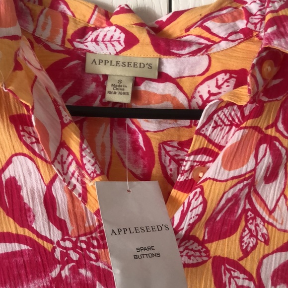 Woman’s floral spring button down blouse - Picture 4 of 11